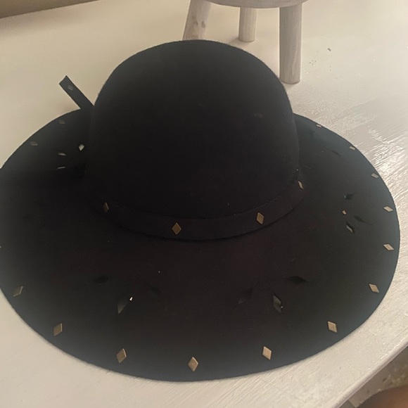 Black floppy hat - Picture 2 of 3